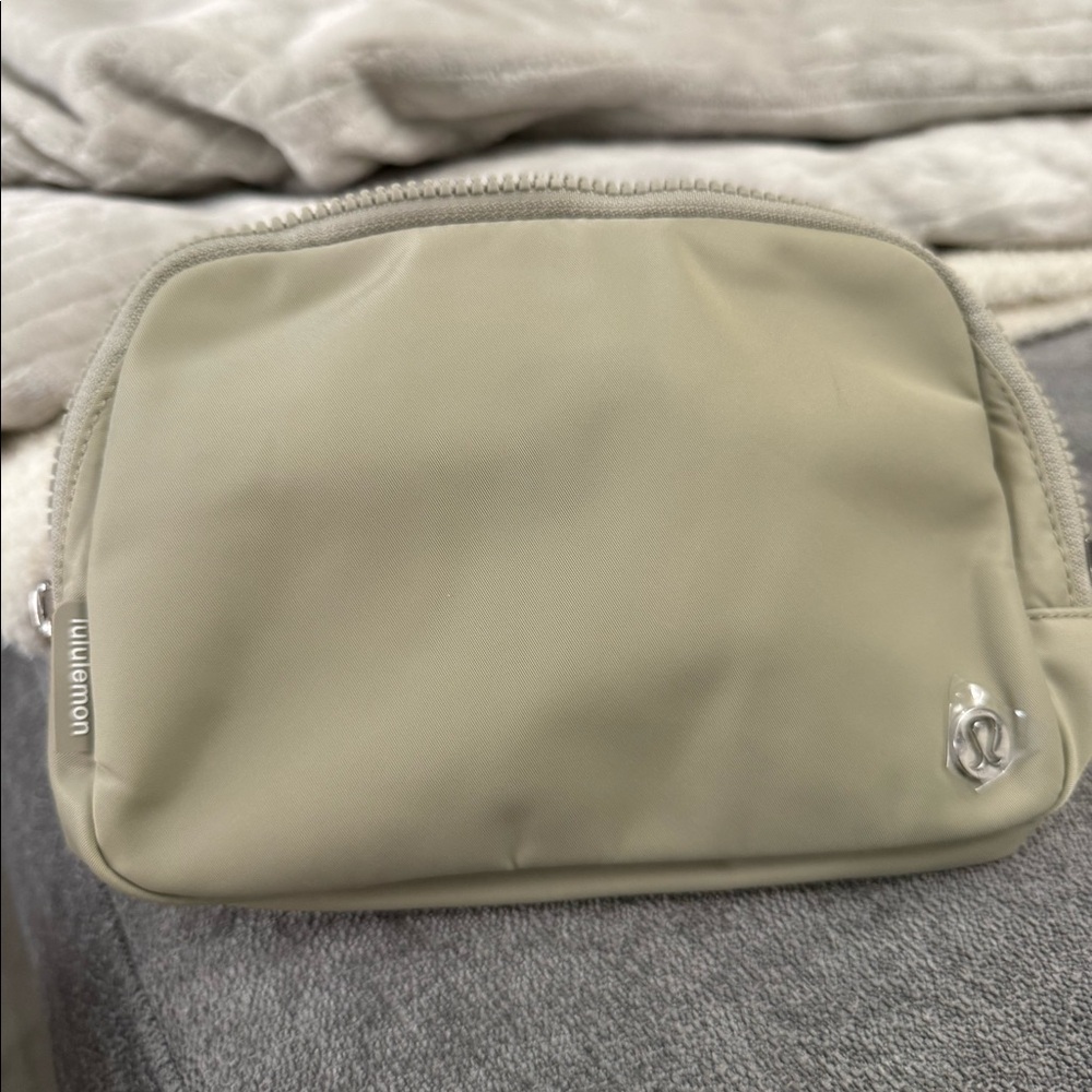Lululemon everywhere belt bag large